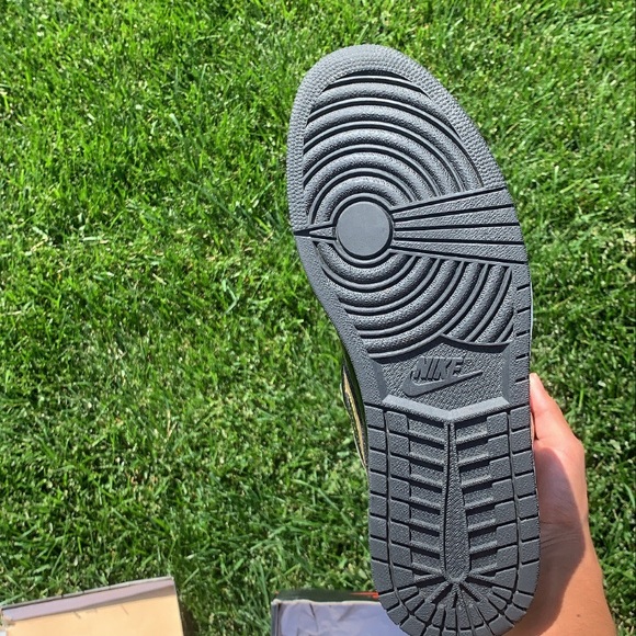 Jordan 1 Gold toe🔥 - Picture 6 of 10